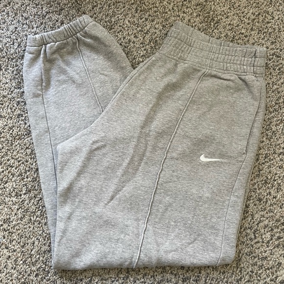Nike Women’s Light Gray Fleece Ankle Cuffed Sweatpants - Picture 1 of 8